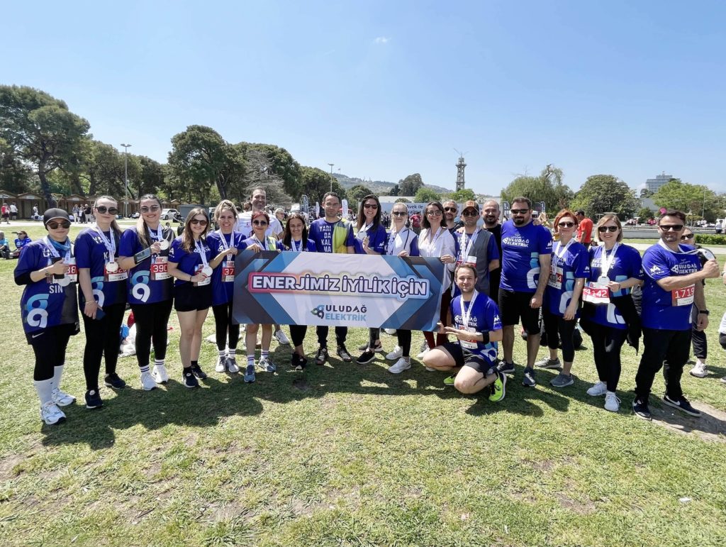 Uludağ Elektrik koşu takımı, eğitim seferberliği için maratonda