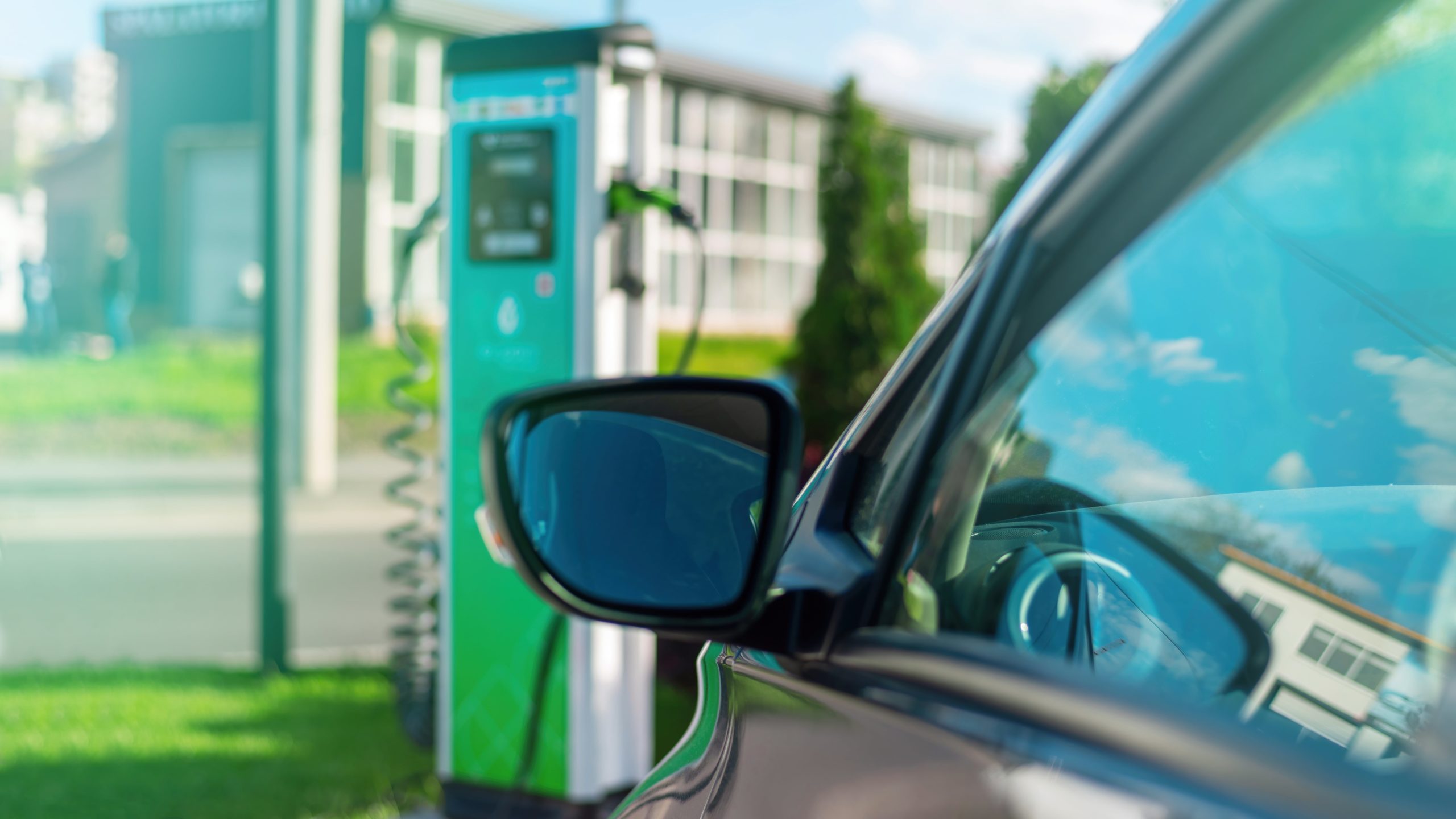 Akaryakıt istasyonlarında elektrikli şarj atağı