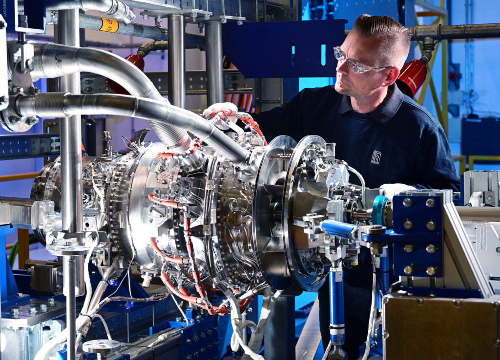 Rolls-Royce'un hibrit-elektrikli uçuşlara güç sağlamak üzere özel olarak geliştirdiği yeni küçük gaz türbini ilk yakıt testini başarıyla tamamladı.