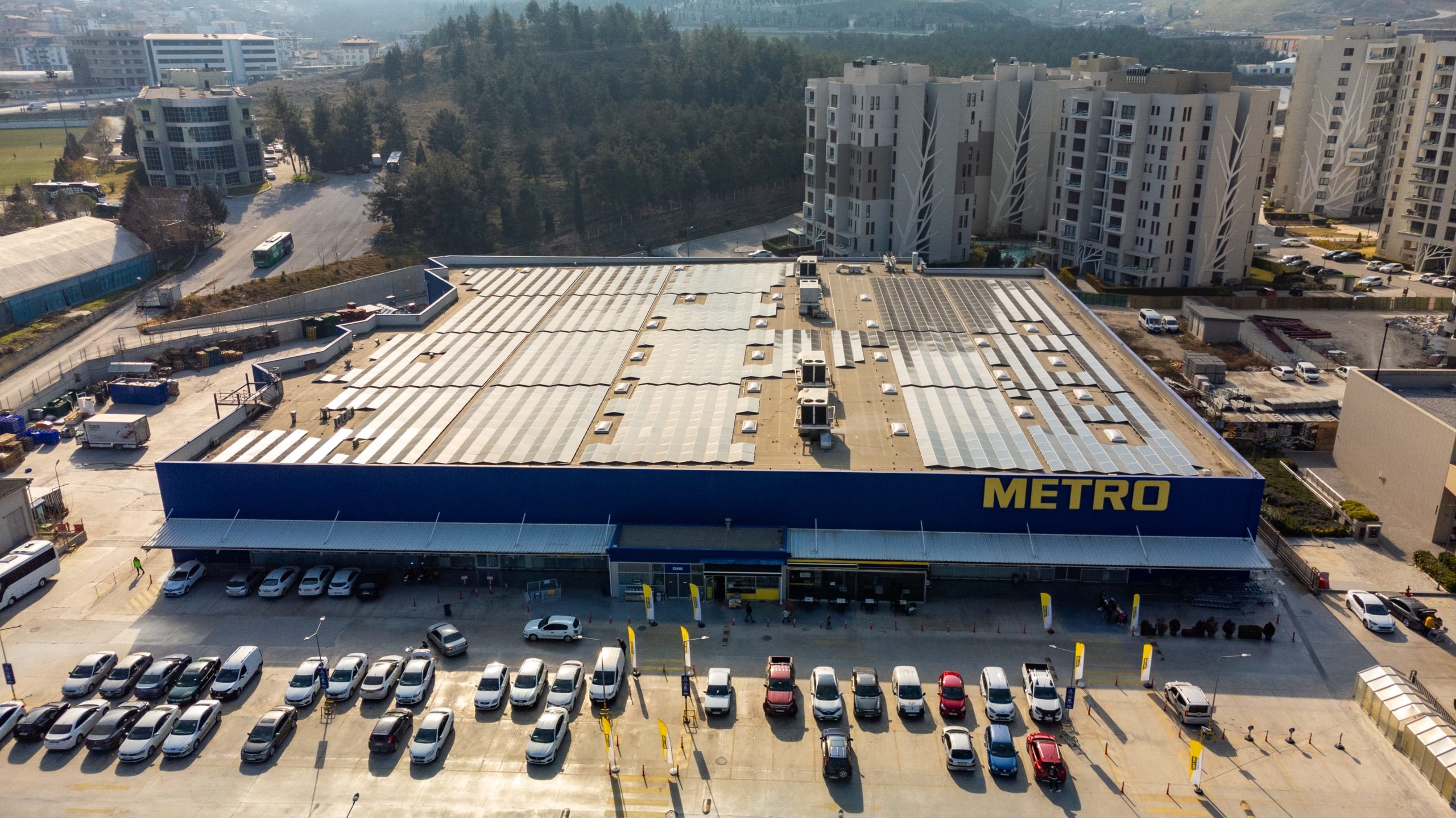 Metro Türkiye’nin 15 mağazasında elektrik ihtiyacının yüzde 70’ten fazlası güneş enerjisi sistemi ile karşılanıyor