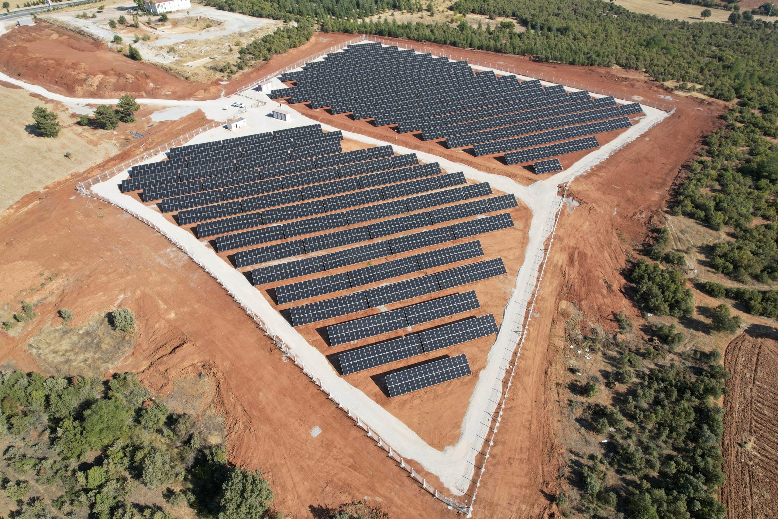 Uşak’ta kurulan güneş enerjisi santrali, köylerin sokak aydınlatmasını karşılayacak