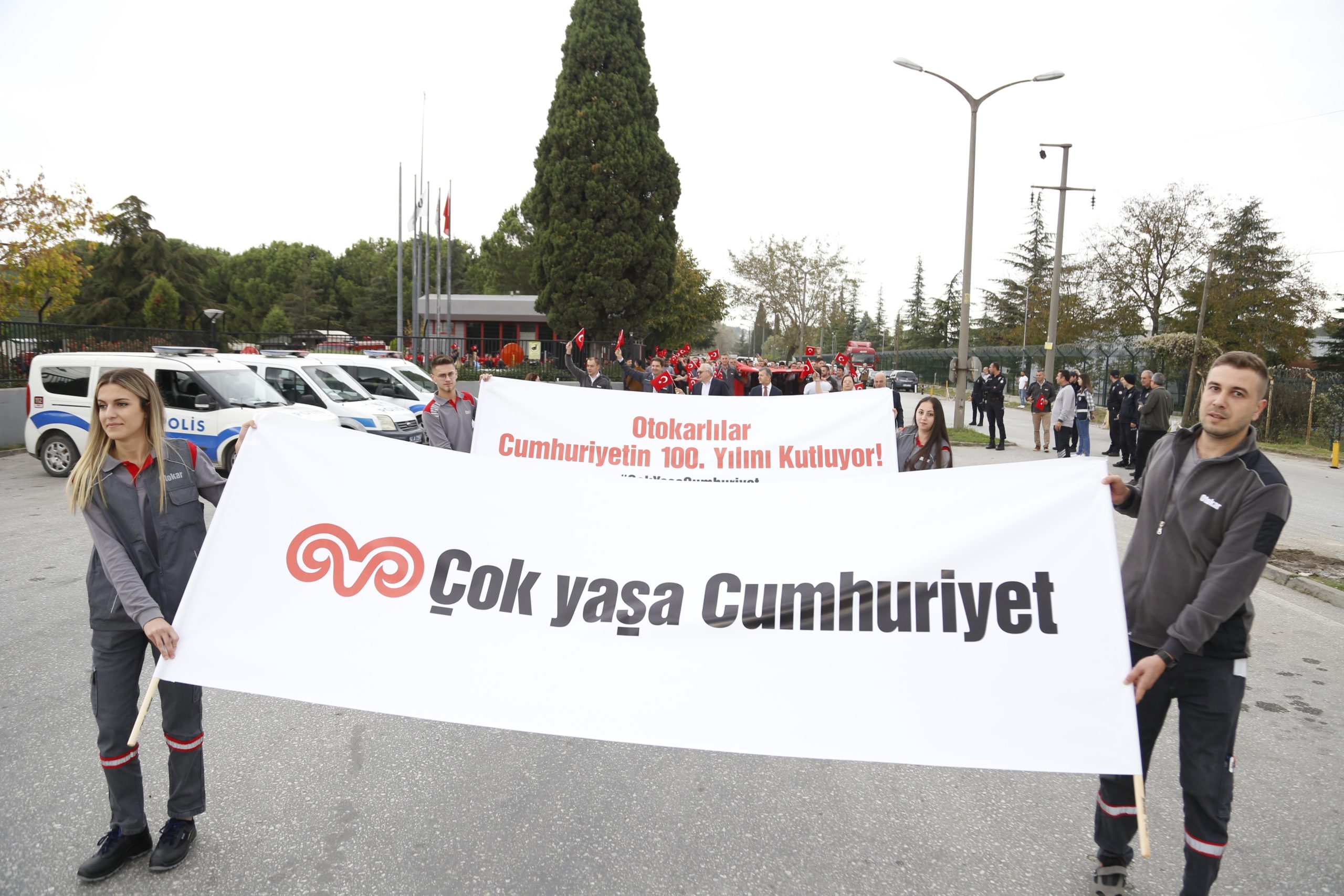 Otokar çalışanlarından ‘Cumhuriyet’in 100. yılı’ yürüyüşü