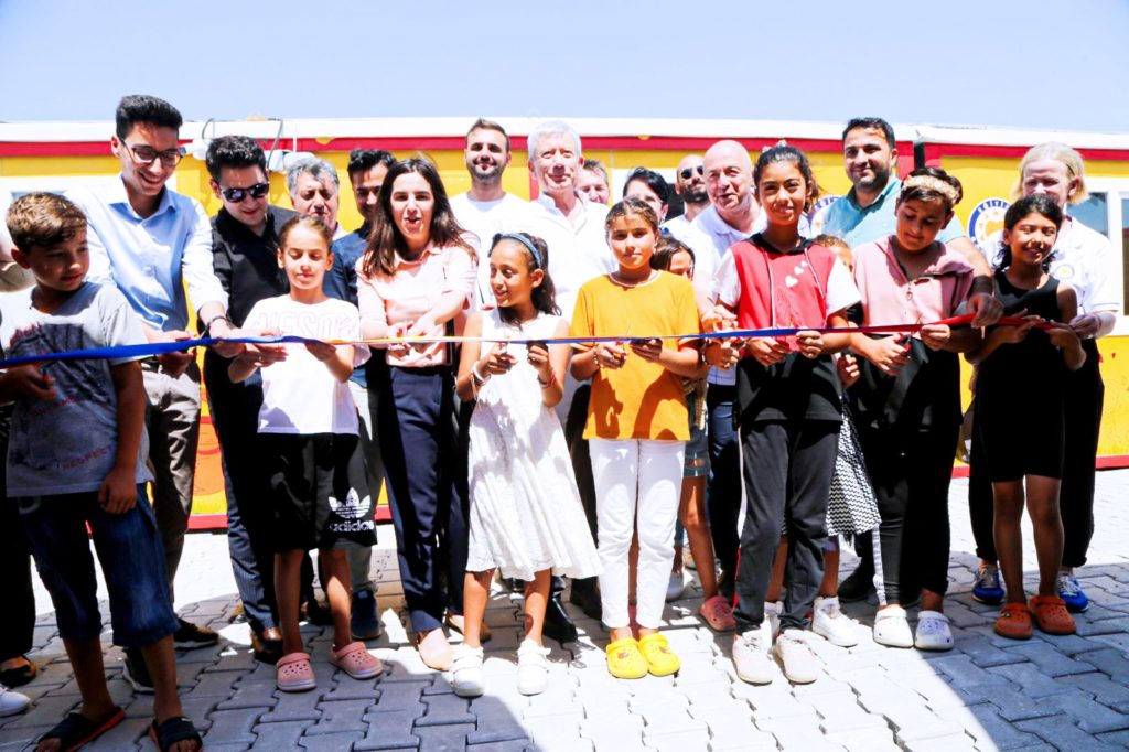 Shell Türkiye, 6 Şubat depremlerinin ardından iyileşme ve kalkınma için çocuklar, gençler ve kadınlar başta olmak üzere toplumun ihtiyaçlarına yönelik özel olarak tasarlanmış sosyal ve duygusal destek programları sunuyor.