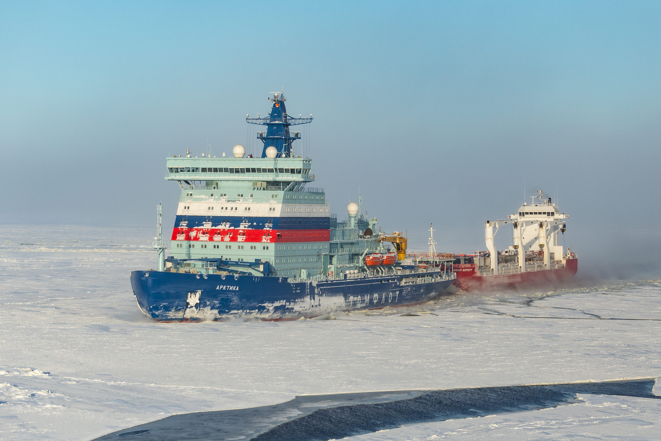 Rusya, nükleer enerji ile çalışan Leningrad buzkıranını suya indirdi