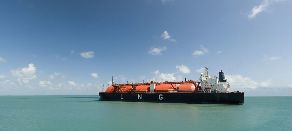 Katar'dan yola çıkan LNG gemilerinin Kızıldeniz yakınlarında beklediği gözlemleniyor