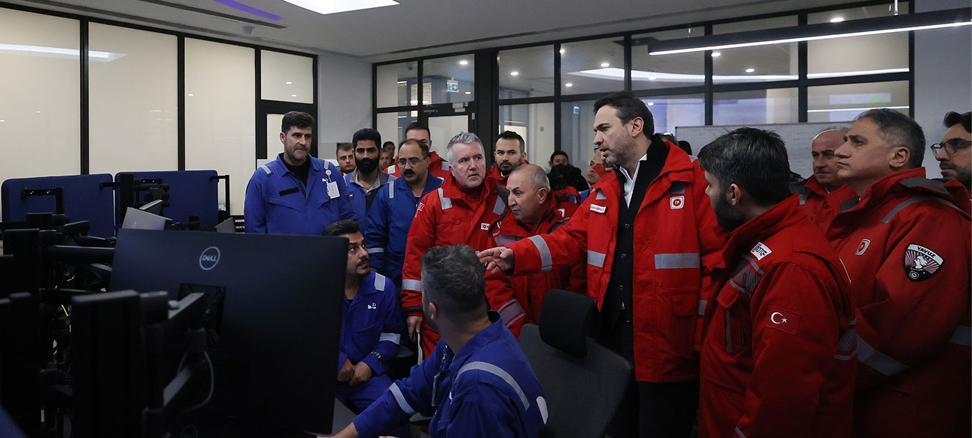 Bakan Bayraktar, Sakarya Gaz Sahası Kara Tesisi Kontrol Merkezi’nde incelemede bulundu