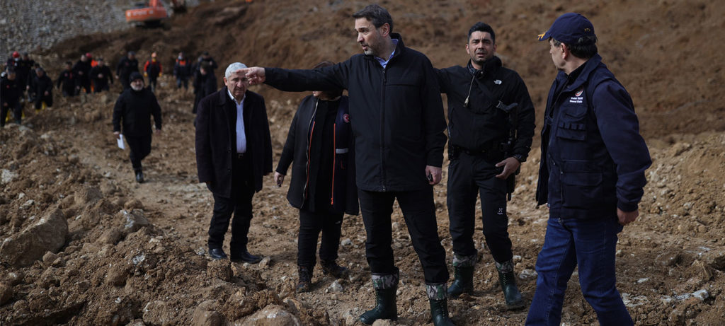 Enerji ve Tabii Kaynaklar Bakanı Alparslan Bayraktar, Erzincan'da meydana gelen toprak kaymasına ilişkin, "Buradaki toprak kütlesinin taşınacağı alanın tespiti ve hazır hale getirilmesi önemliydi. Bu bölge tahliye edilmeye başlanmış durumda." dedi.