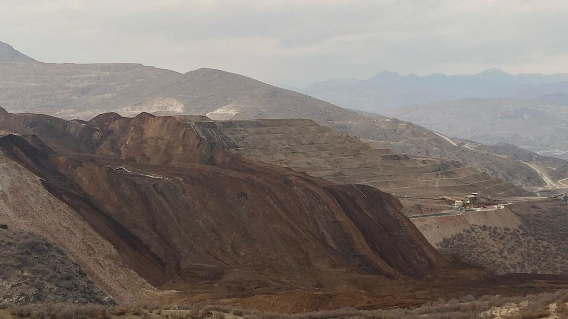 Bakan Bayraktar, Erzincan’daki maden sahasında heyelan riski nedeniyle arama faaliyetlerini durdurduklarını bildirdi