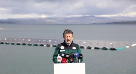 Bakan Yumaklı, Elazığ’da kurulan Türkiye’nin ilk yüzer güneş enerjisi santralini inceledi
