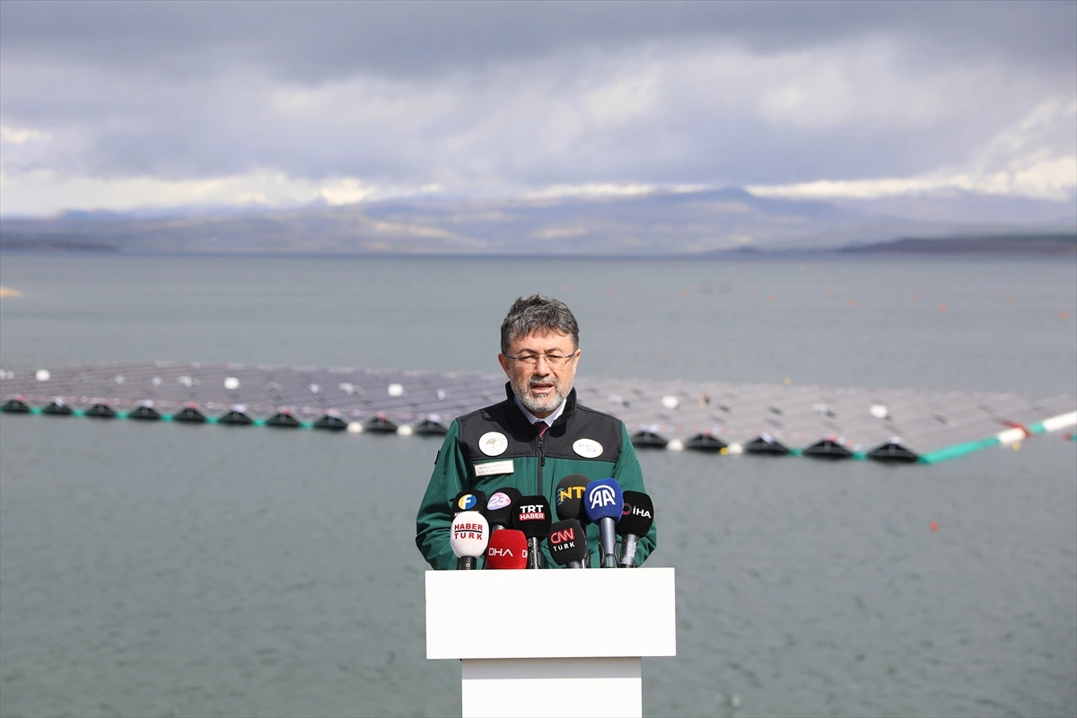 Bakan Yumaklı, Elazığ’da kurulan Türkiye’nin ilk yüzer güneş enerjisi santralini inceledi