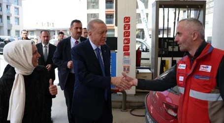 Cumhurbaşkanı Erdoğan, Üsküdar’da akaryakıt istasyonu çalışanlarını ziyaret etti