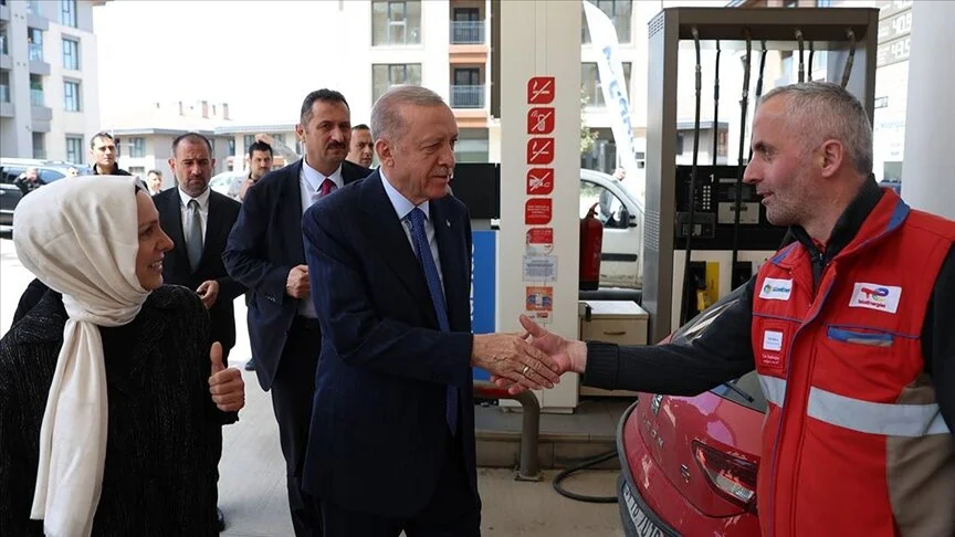 Cumhurbaşkanı Erdoğan, Üsküdar’da akaryakıt istasyonu çalışanlarını ziyaret etti