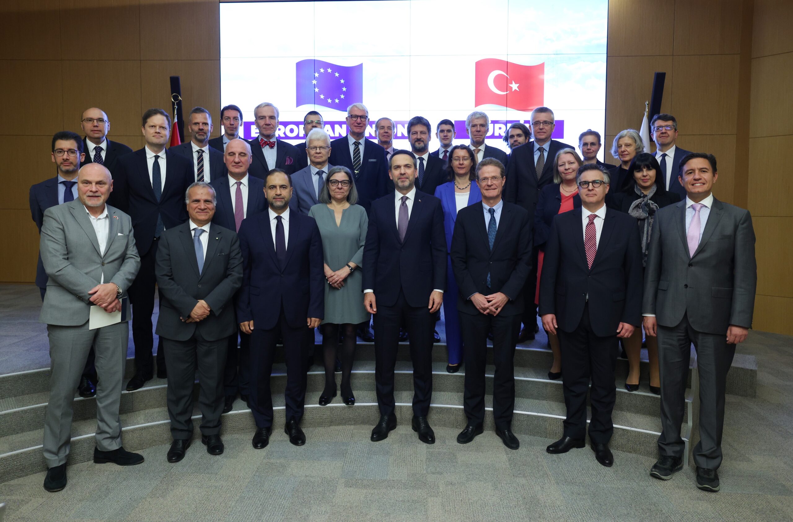 Enerji Bakanı Bayraktar, AB Türkiye Delegasyonu Başkanı ve büyükelçilerle görüştü