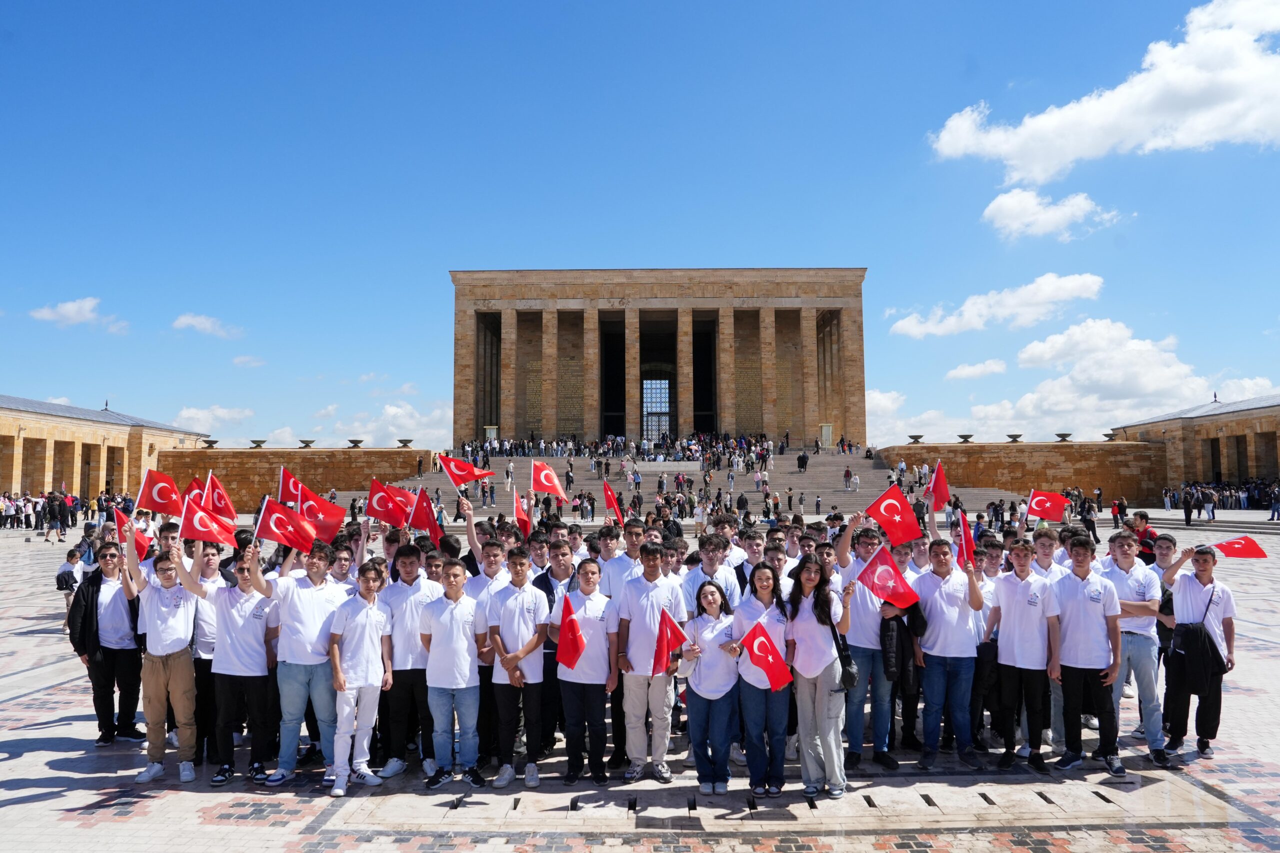 Enerjinin Yıldızları, 19 Mayıs’ı Atatürk’ün huzuruna çıkarak kutladı