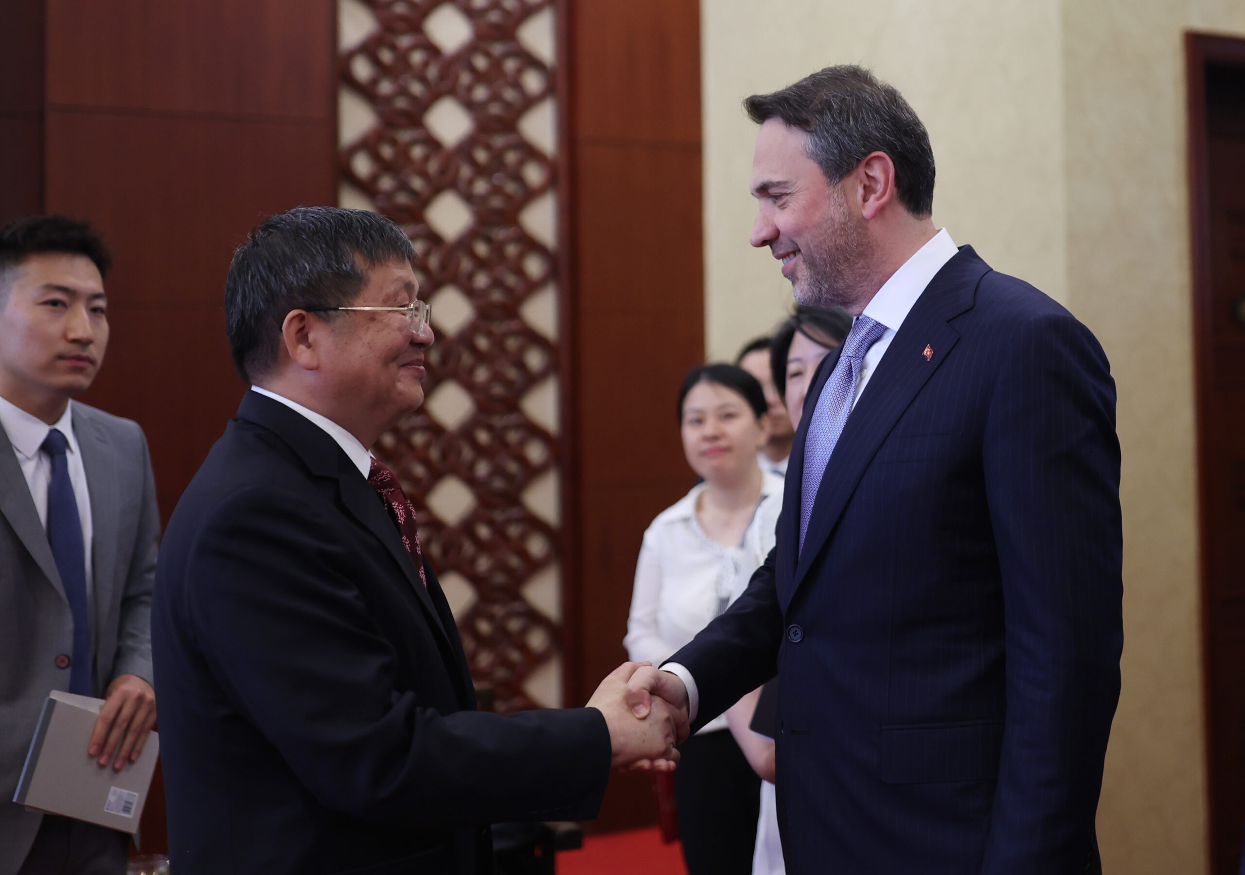 Bakan Bayraktar, Pekin’de Çin Doğal Kaynaklar Bakanı Vang Guanghua ile bir araya geldi