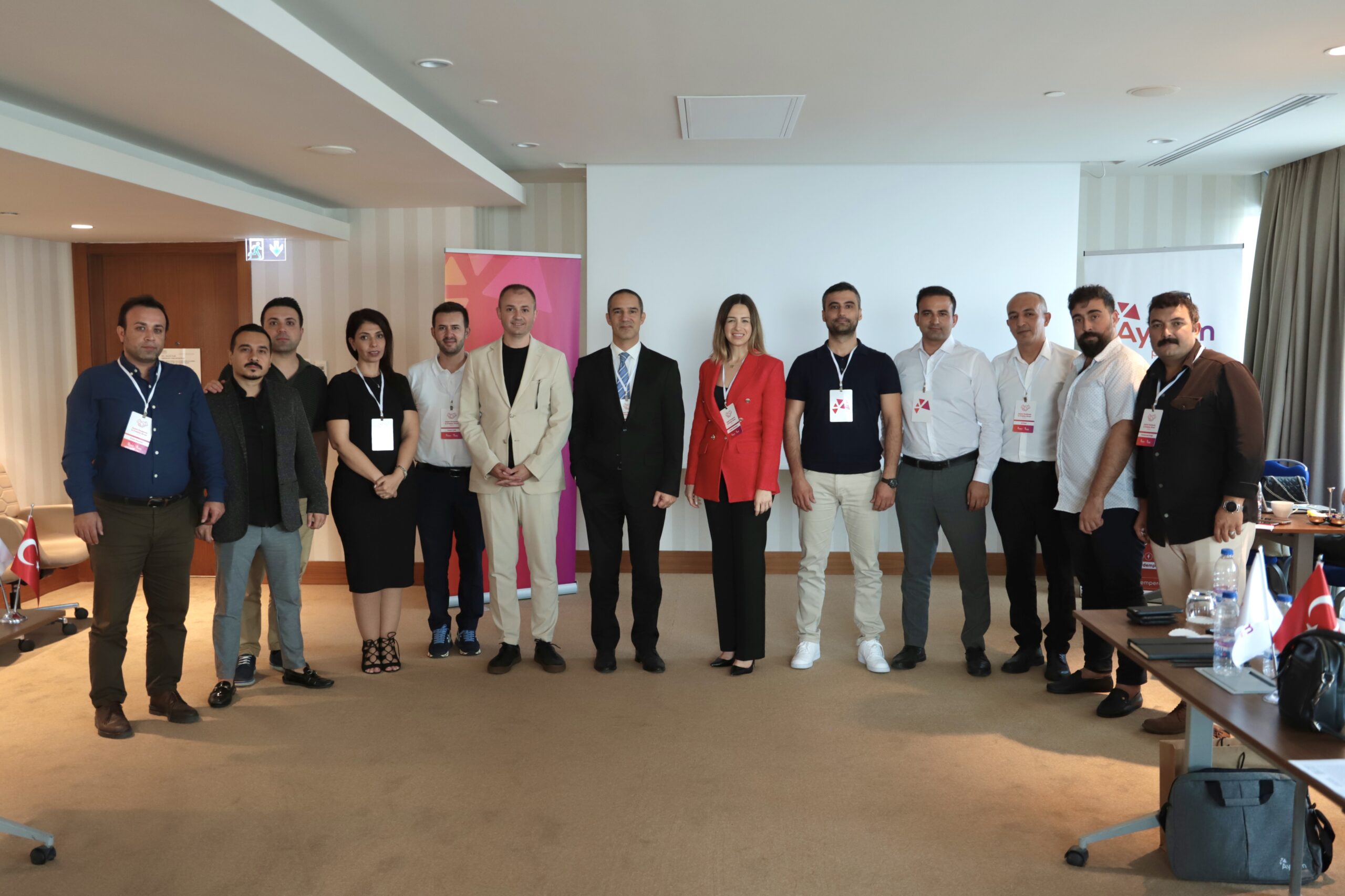 Aydem Perakende ve Gediz Perakende, iş ortaklarıyla İzmir’de bir araya geldi