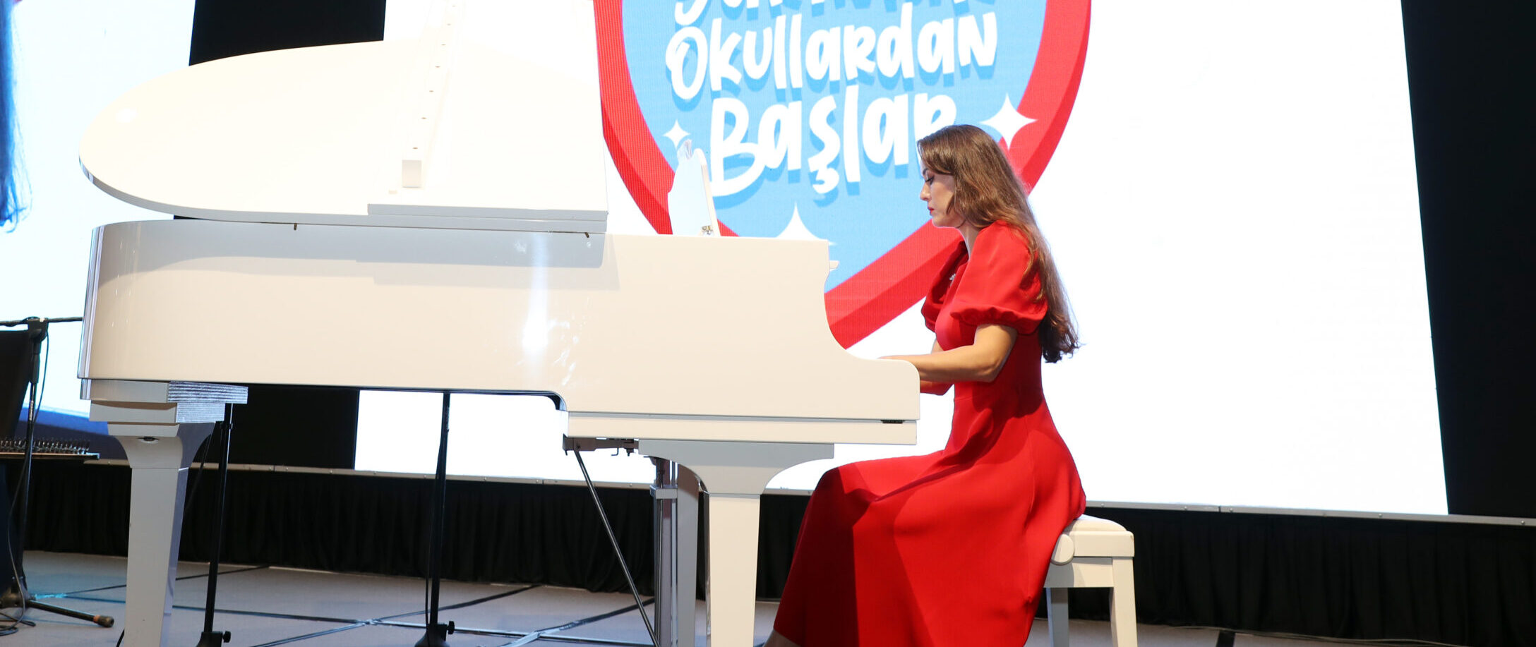Müzik Öğretmeni Ezel Zeren, yarışma kapsamında bestelediği “Tırtılın Dünyası” isimli eserini piyano eşliğinde seslendirdi.