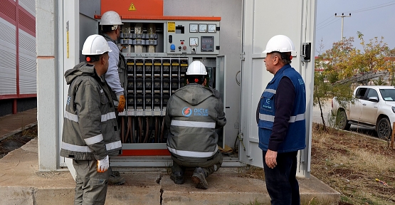 Suriye sınırında kaçak elektrik denetimi yapan çalışanlara saldırdılar