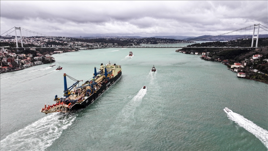 Türkiye’nin Karadeniz’de keşfettiği doğal gaz için boru döşeyecek gemi İstanbul Boğazı’ndan geçti