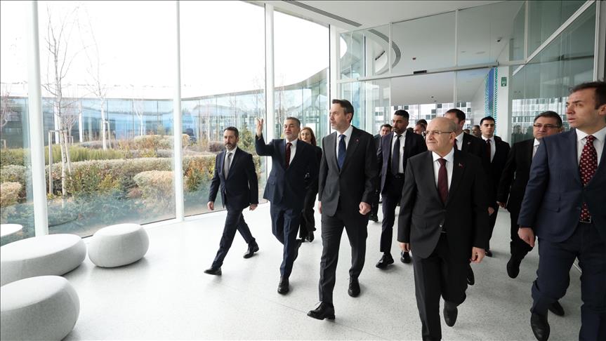 Enerji Bakanı Bayraktar, Hazine ve Maliye Bakanı Şimşek ile Karapınar GES’i ziyaret etti