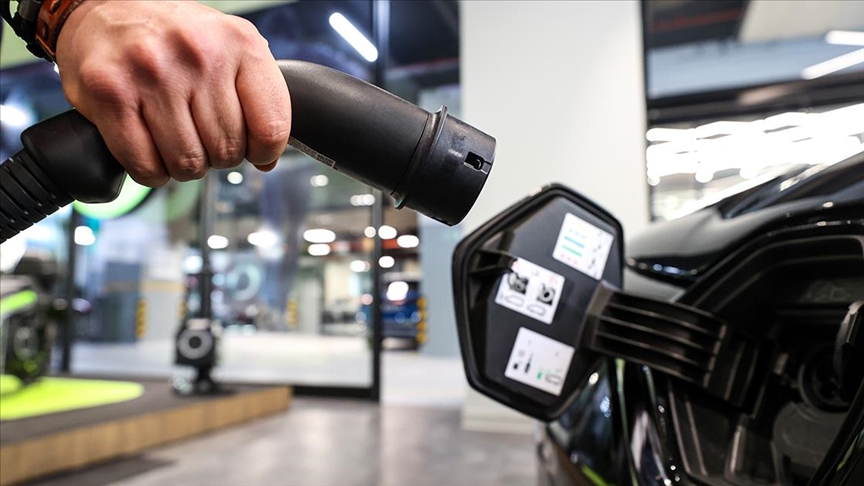 Elektrikli otomobiller 2024’te 100 bine yakın satıldı