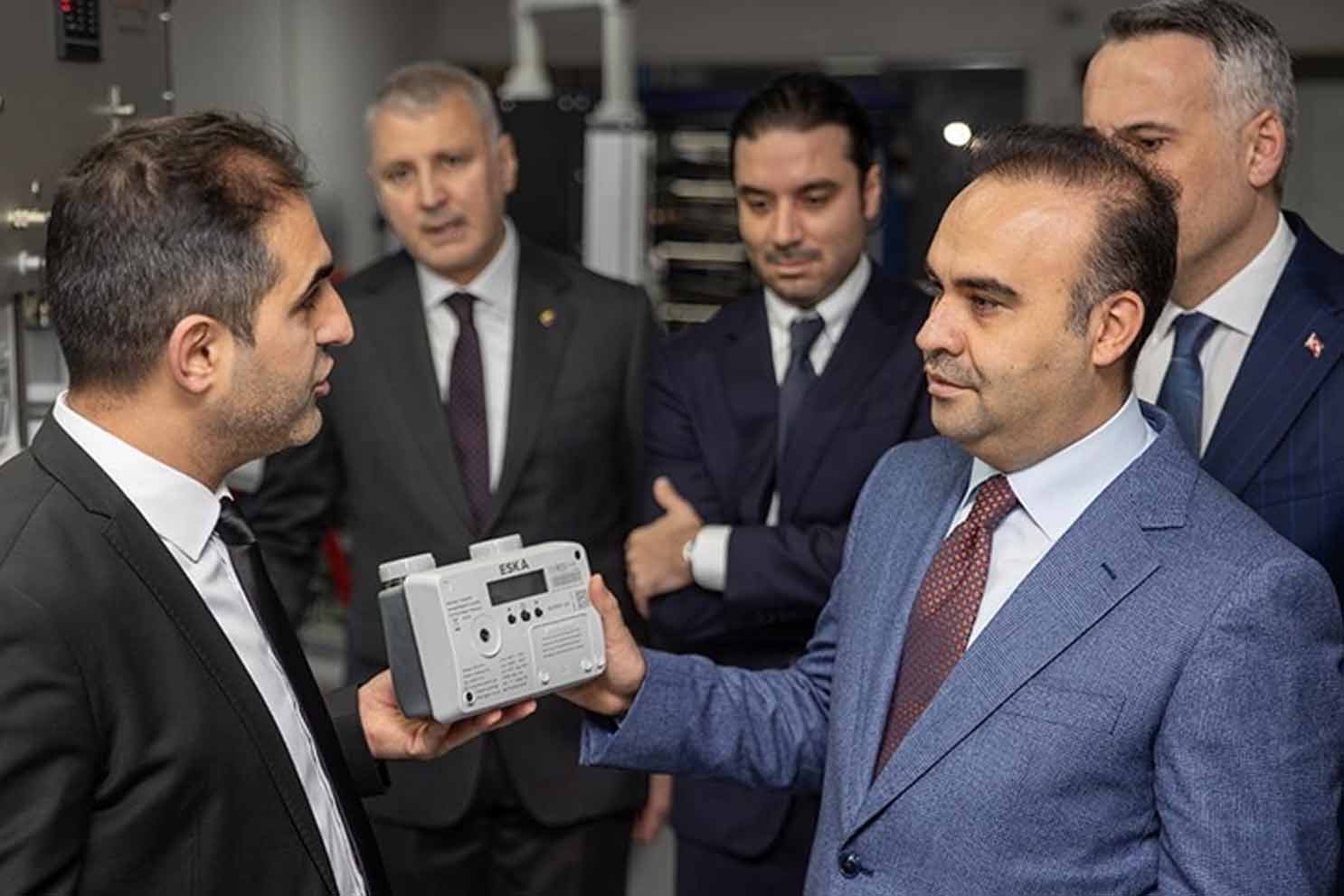 Bakan Kacır, Sakarya’da üretilen akıllı ultrasonik doğal gaz sayacını inceledi