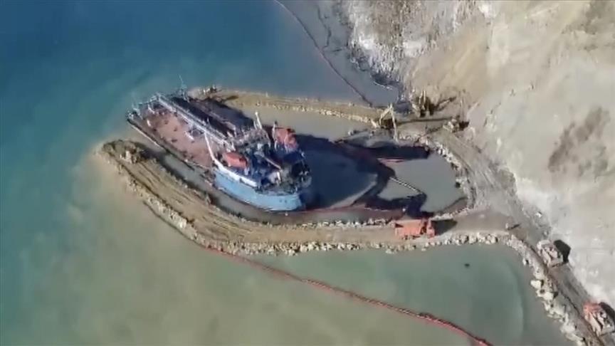 Kerç Boğazı’nda Rus gemilerinden sızan petrolün çevre için oluşturduğu tehlike sürüyor