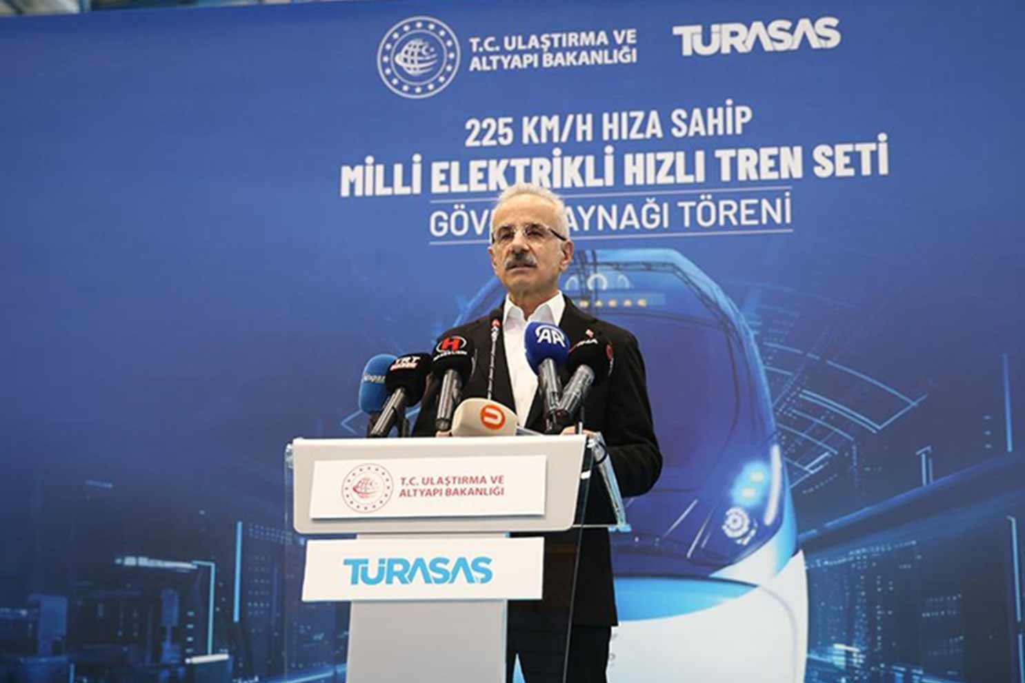 Bakan Uraloğlu: Kendi milli elektrikli trenlerimizi üreterek tarihe damga vuran süreç yaşıyoruz