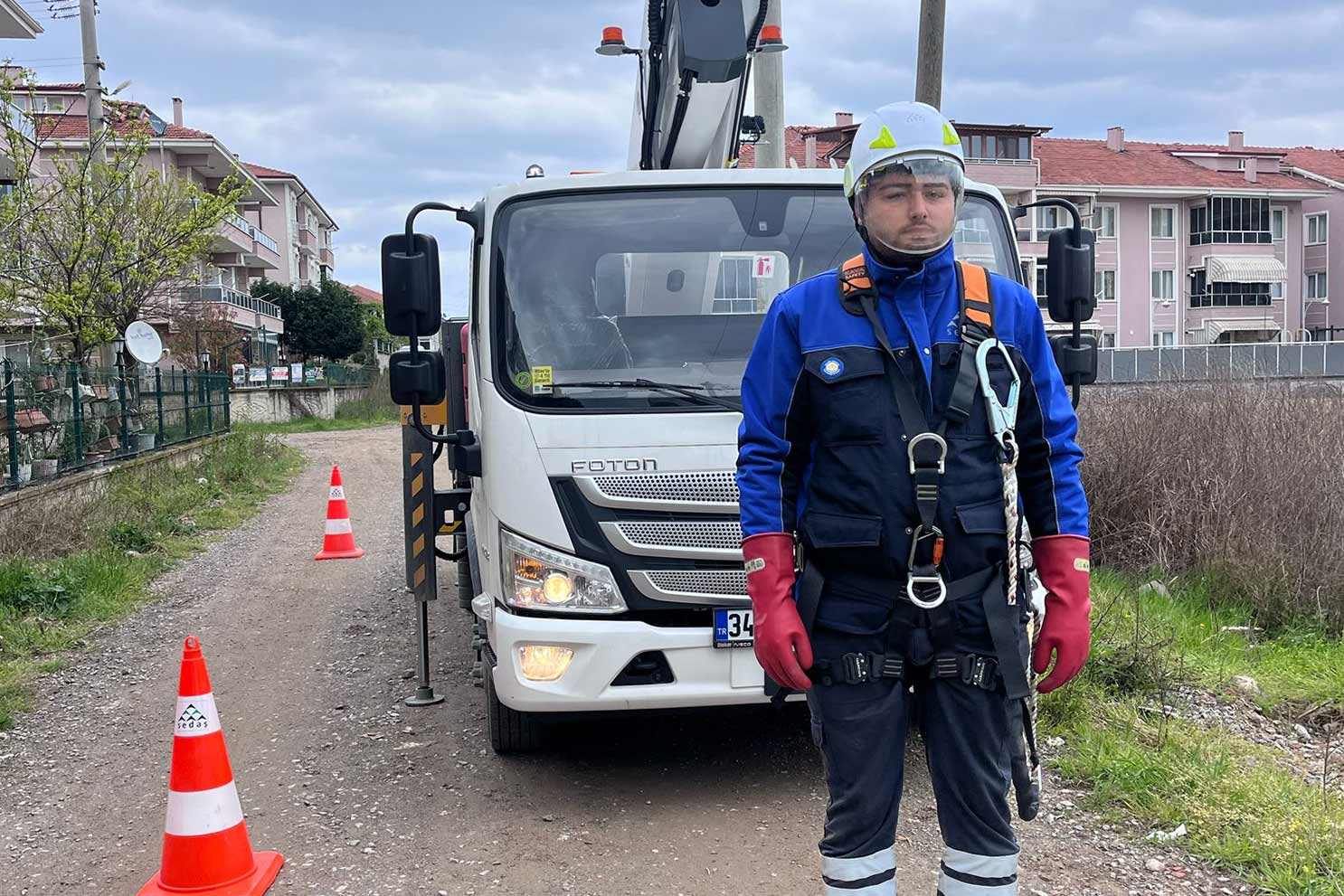 SEDAŞ ekipleri direkte mahsur kalan kediyi kurtardı