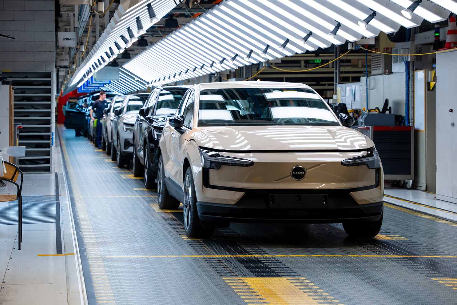 Volvo Cars, tamamen elektrikli EX30 modelinin üretimine Avrupa’da başladı