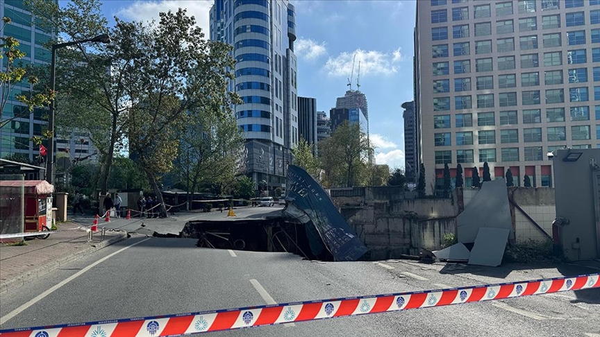 Sarıyer’de çöken yol trafiğe kapatıldı