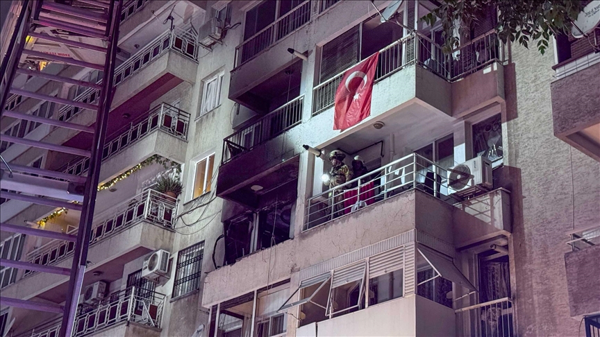 İzmir’de apartman dairesinde meydana gelen patlamada 4 kişi yaralandı