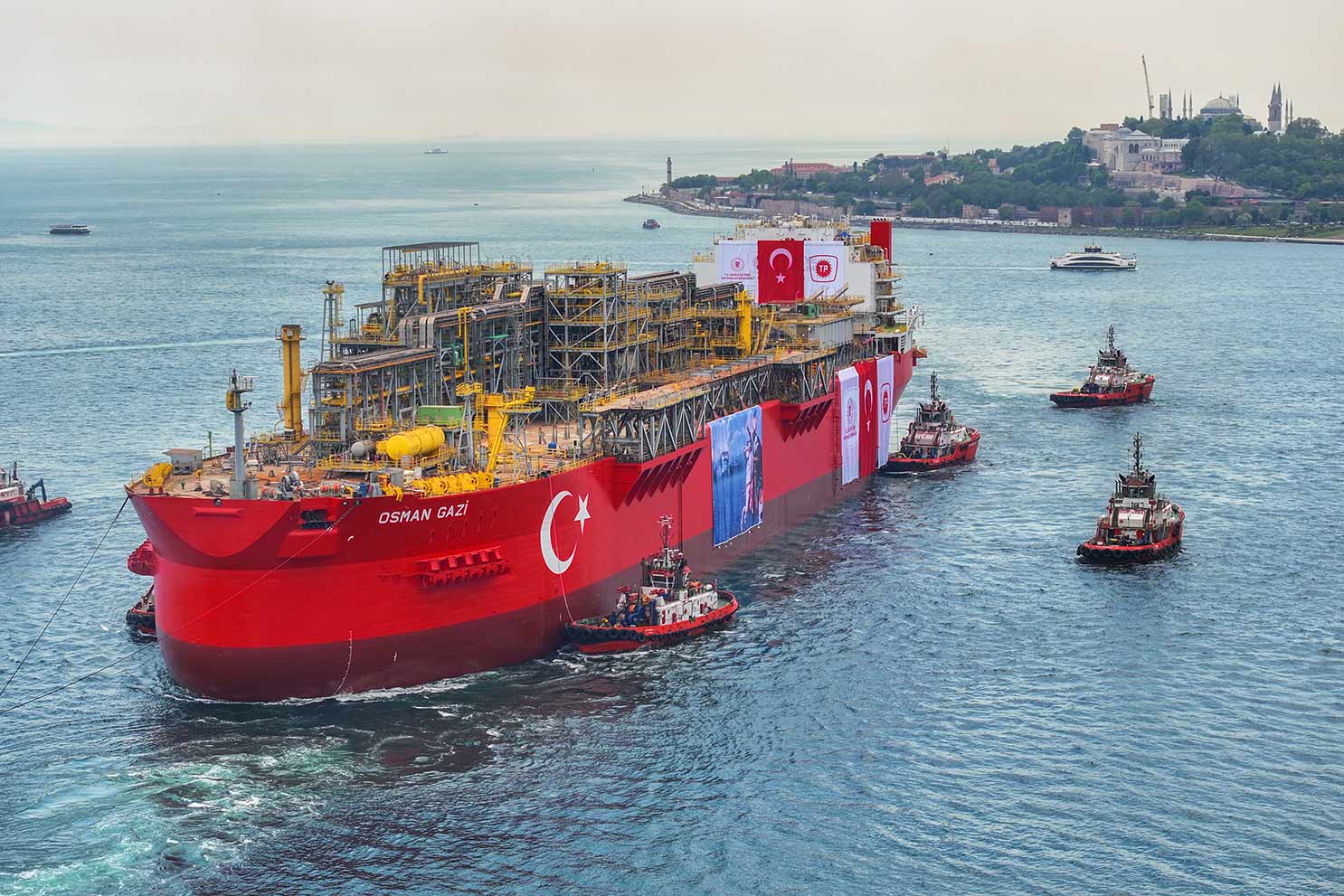 Türkiye’nin ilk Yüzer Üretim Tesisi Osman Gazi Gemisi, İstanbul’un fethinin yıl dönümünde Boğaz’dan geçişini sürdürüyor