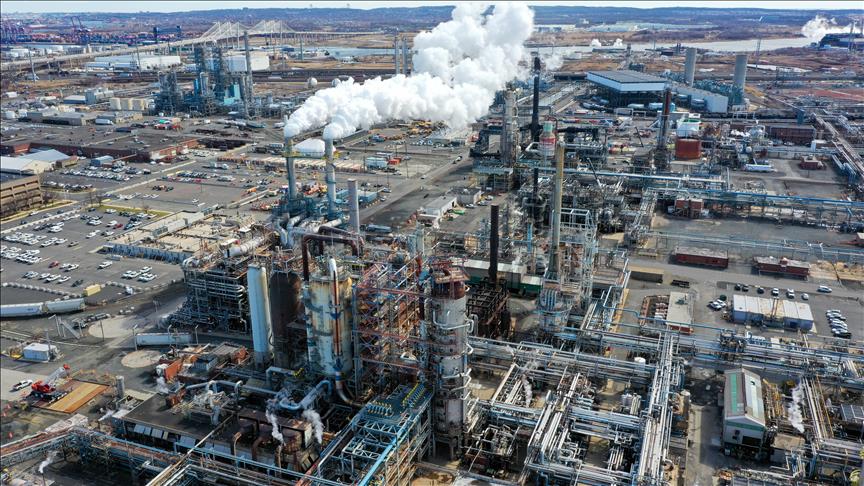 OPEC+’nın üretimi artırma hamlesiyle petrol fiyatlarının 50 doların altına gerileyebileceği öngörülüyor