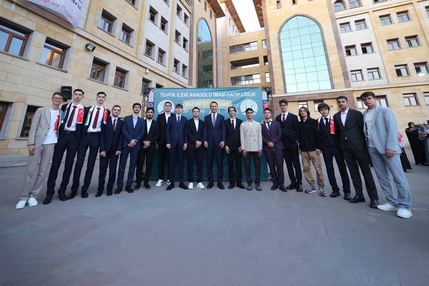 Bakan Bayraktar gençlere seslendi