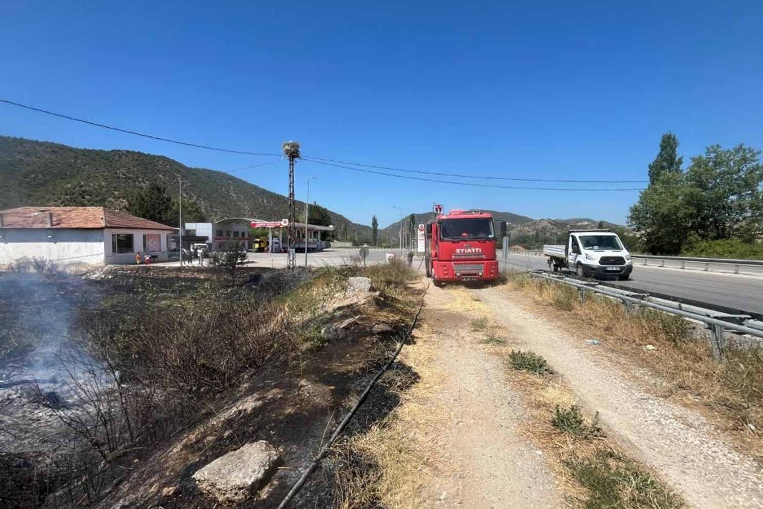 Akaryakıt istasyonu yanında çıkan örtü yangını büyümeden söndürüldü