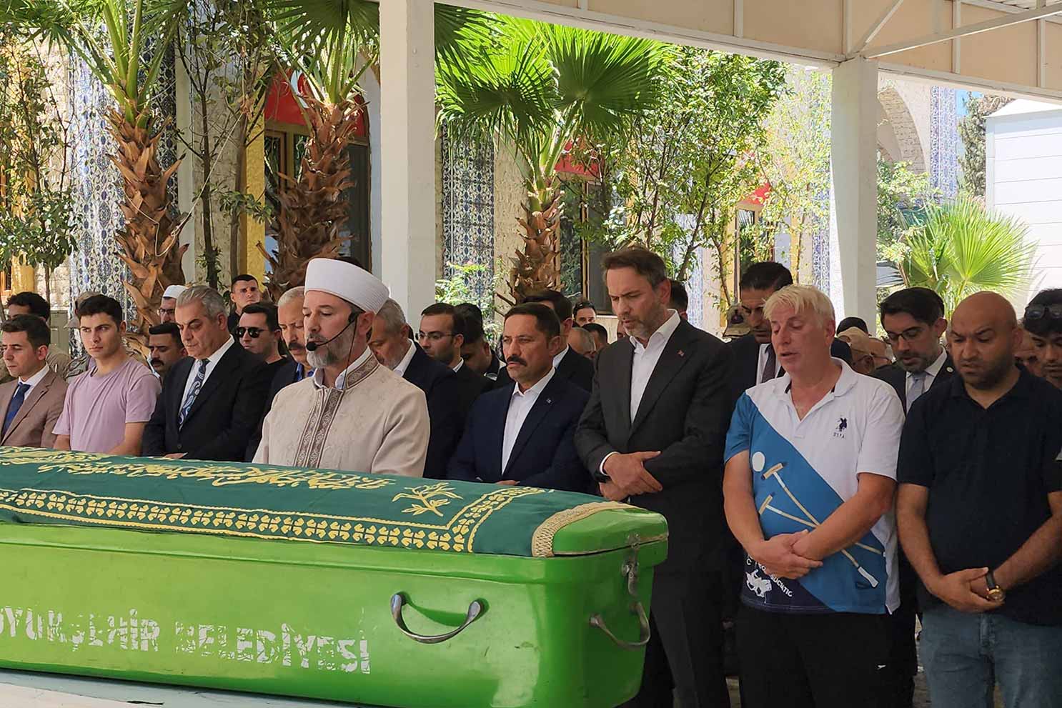 Bakan Bayraktar teyzesini son yolculuğuna uğurladı