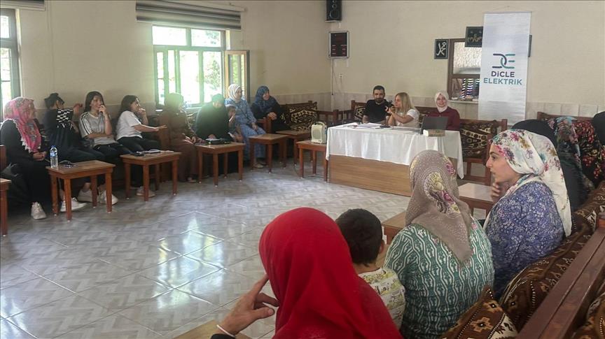 Dicle Elektrik, Batman’ın Yolüstü köyü’nde “enerji farkındalığı” eğitimi verdi