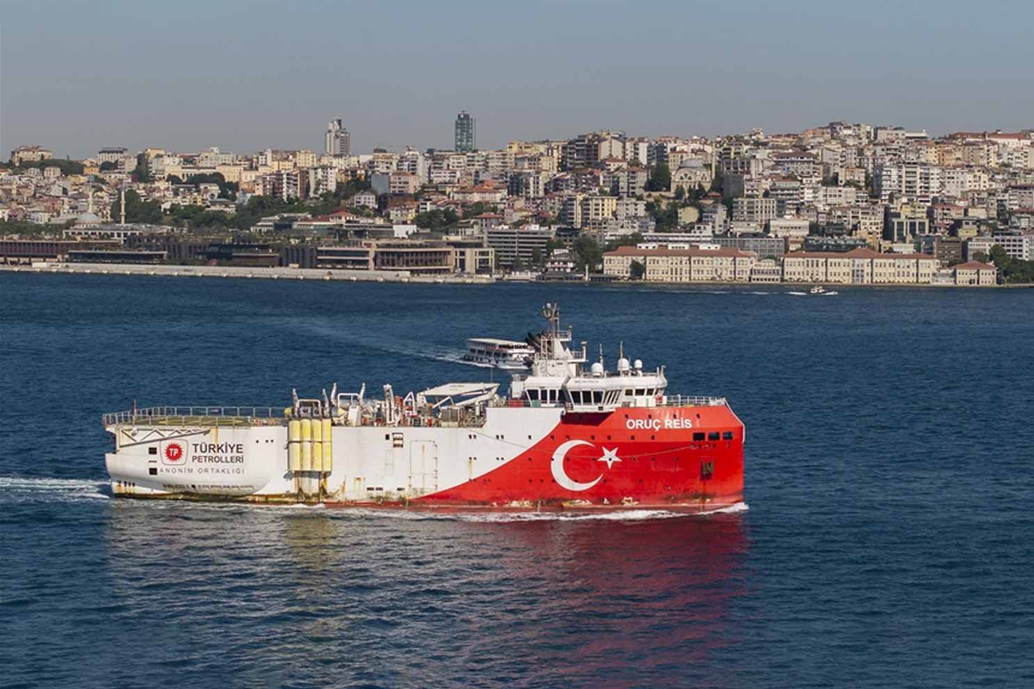Somali’deki görevini tamamlayan Oruç Reis Sismik Araştırma Gemisi, İstanbul Boğazı’ndan geçiyor