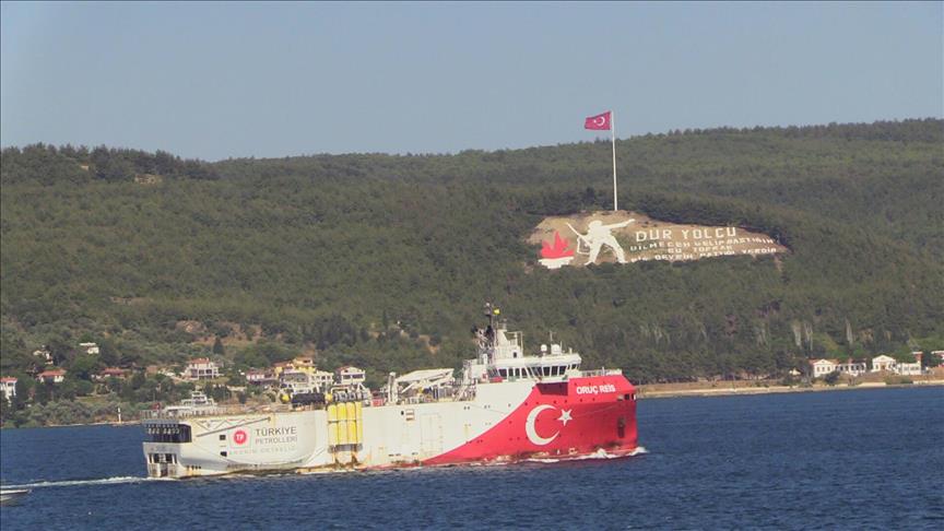 Somali’deki görevini tamamlayan Oruç Reis Sismik Araştırma Gemisi, Çanakkale Boğazı’ndan geçti