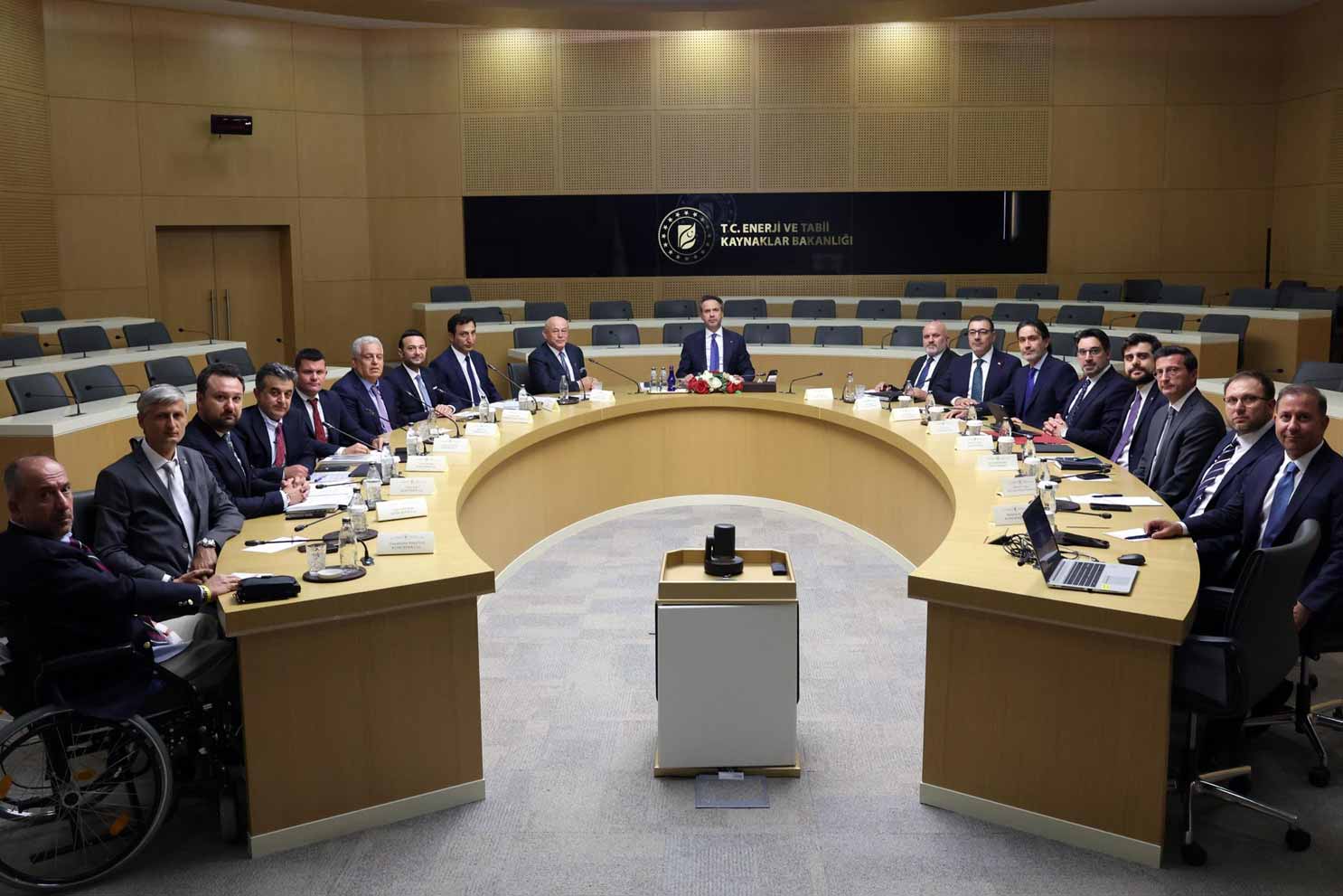 Bakan Bayraktar, Türkiye Kömür Üreticileri Derneği yönetimini kabul etti
