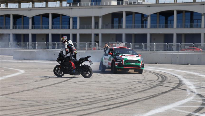 Toprak Razgatlıoğlu ve Ali Türkkan, Castrol Performance Day’de gösteri sürüşü yaptı