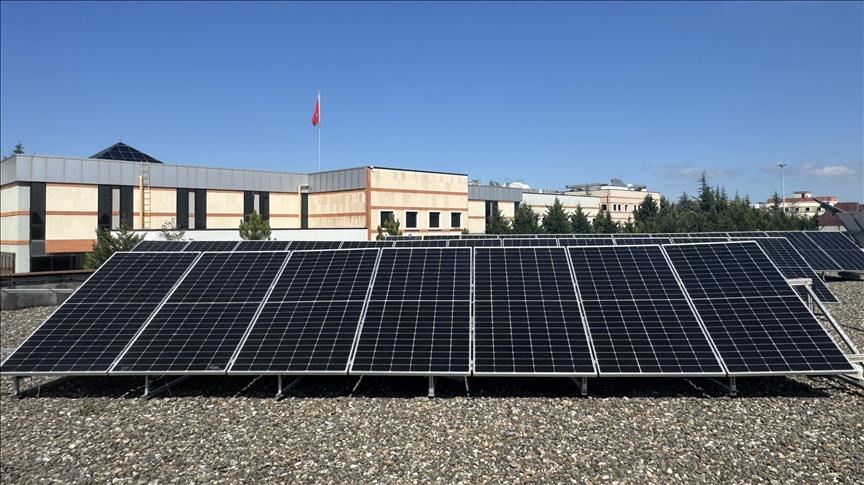 Kocaeli Üniversitesinde güneşi takip eden panellerle mühendislik fakültesinin enerjisi karşılanıyor