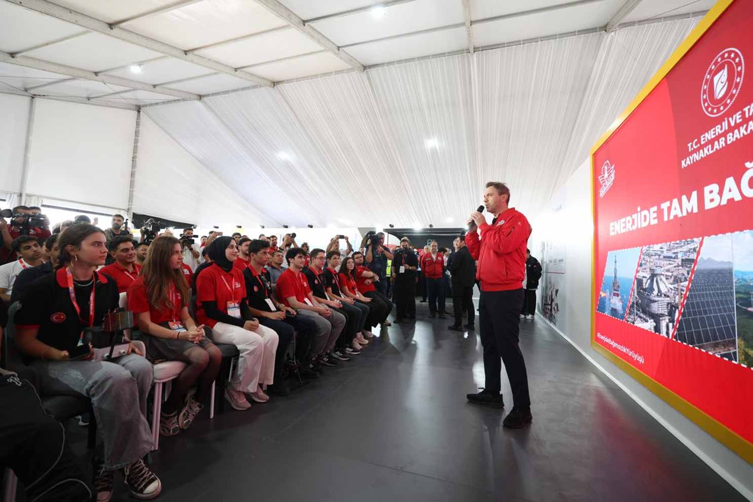 Bakan Bayraktar TEKNOFEST gençliğiyle buluştu
