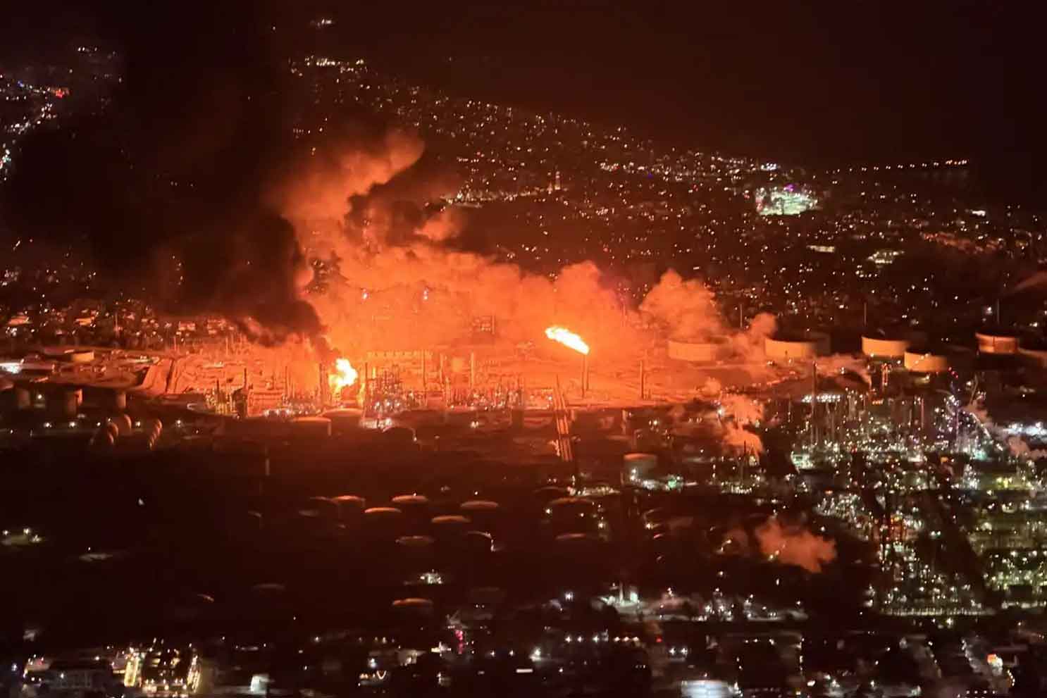 Los Angeles’taki petrol rafinerisinde önce patlama sonra yangın