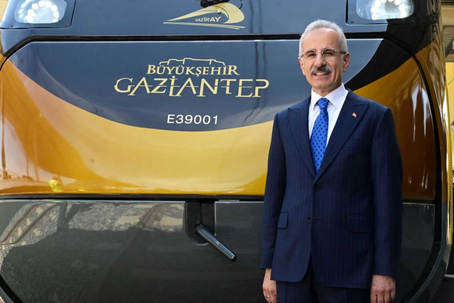 Türkiye’nin ilk yerli elektrikli lokomotifi, Milli Banliyö Tren Seti’ni Gaziantep’e ulaştırdı