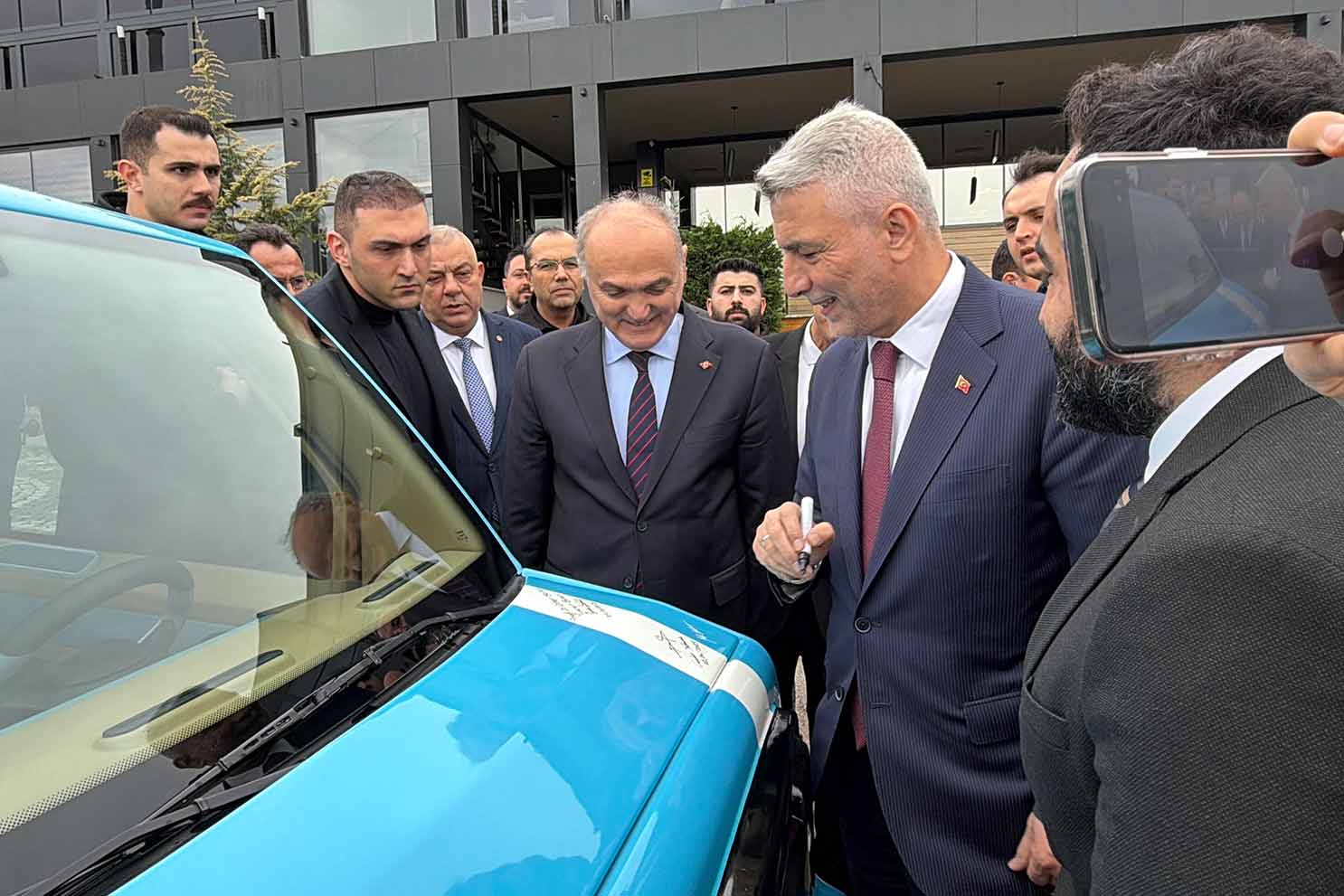 Yerli üretim elektrikli araca, Bakan Bolat hayran kaldı