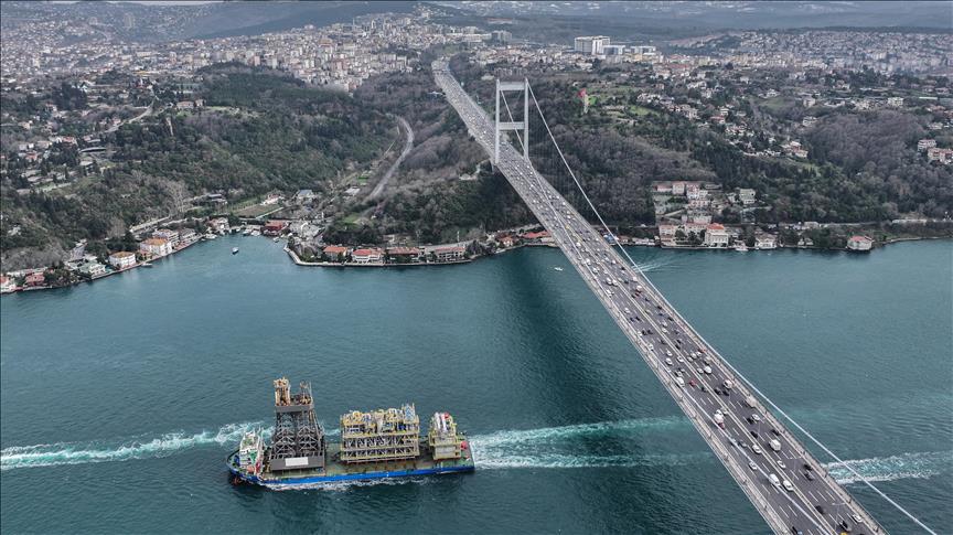 “Osman Gazi” ile “Yıldırım”ın parçalarını taşıyan gemi İstanbul Boğazı’ndan geçti
