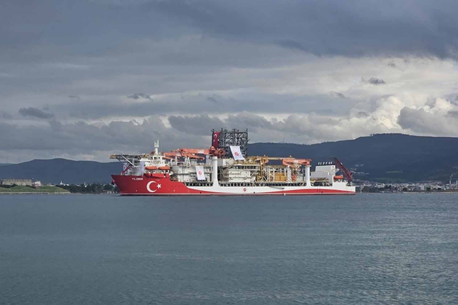 Türkiye’nin enerji filosuna eklenen ultra derin deniz sondaj gemisi “Yıldırım” İstanbul Boğazı’ndan geçti