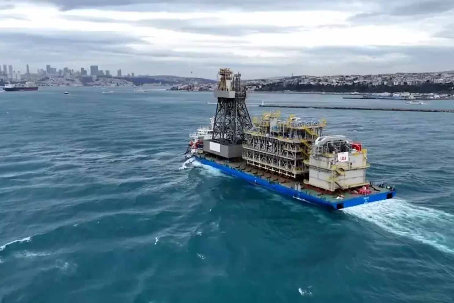 Yıldırım sondaj gemisi, İstanbul Boğazı’ndan geçerek Karadeniz’e ilerliyor